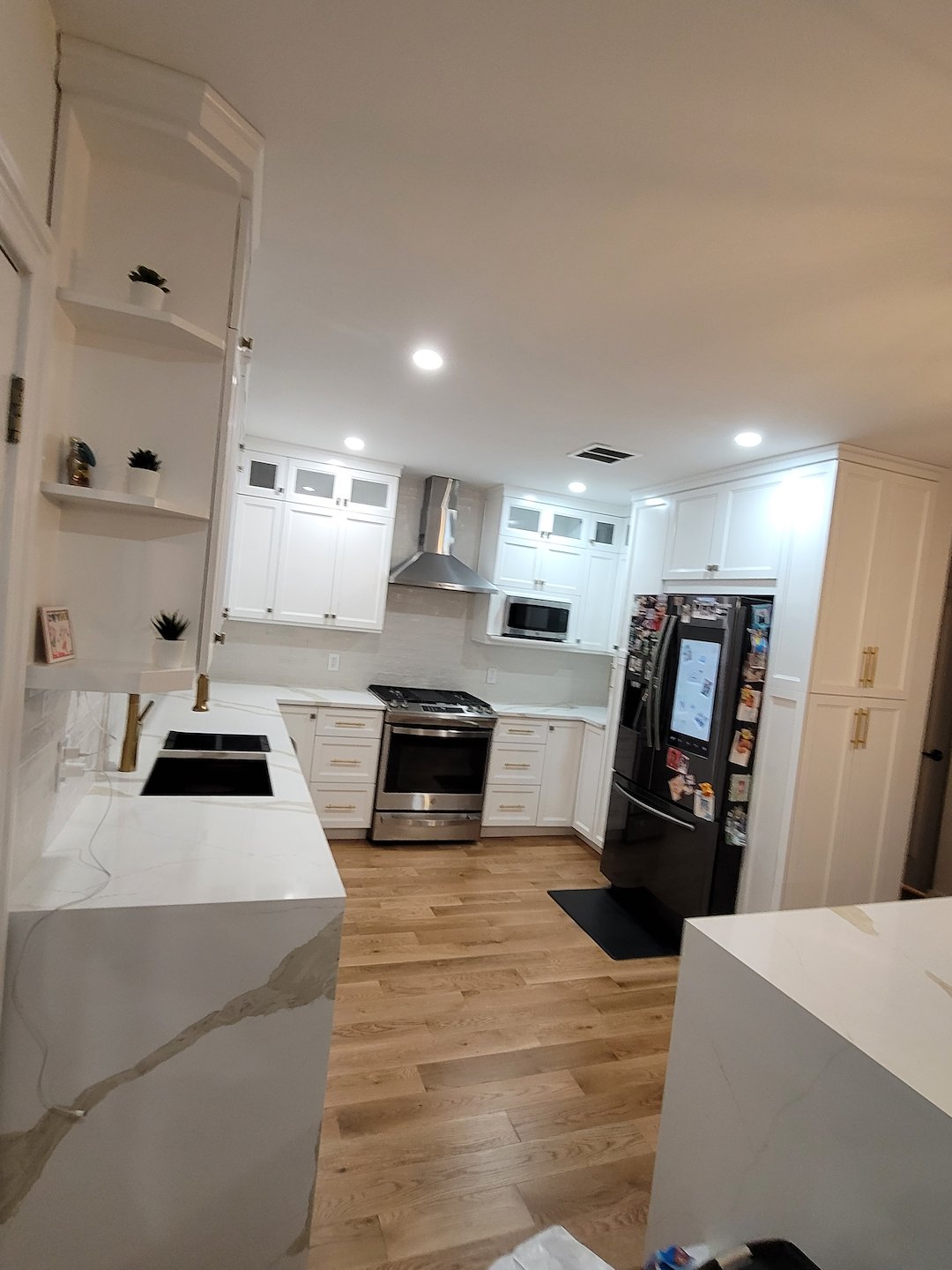 Custom-made kitchen cabinet quartz countertop Thumbnail
