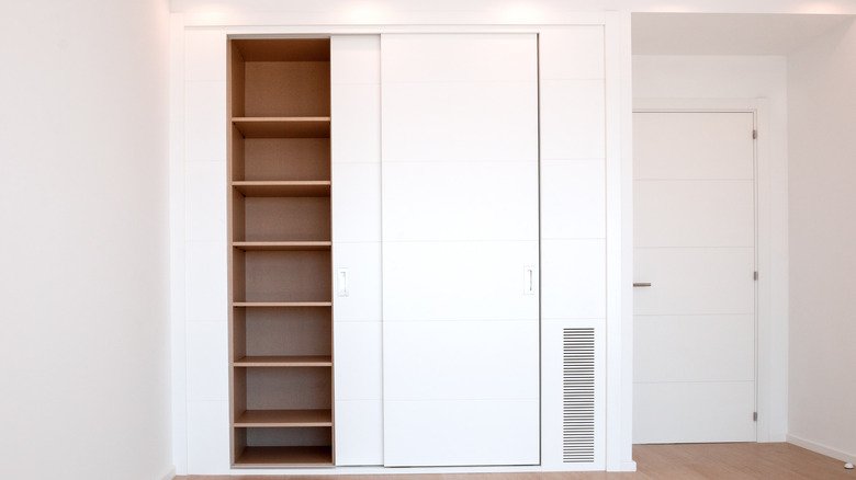 how to install sliding closet doors​