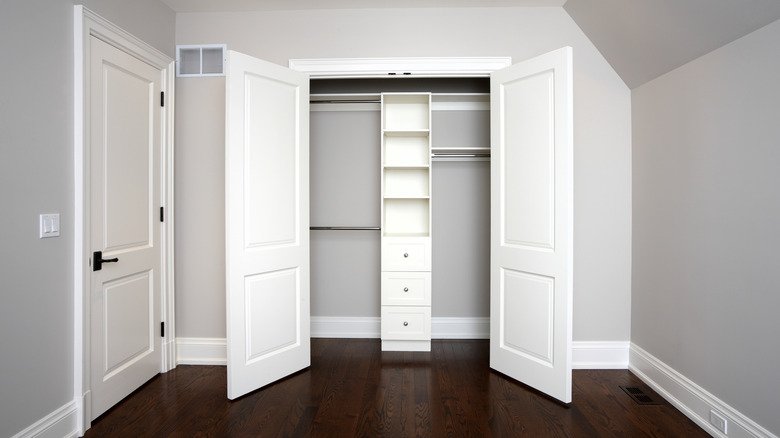 how to install sliding closet doors​